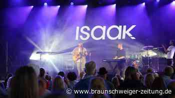 ESC-Star Isaak springt auf der Brawo-Open-Bühne ein – 85 Bilder vom Montagabend