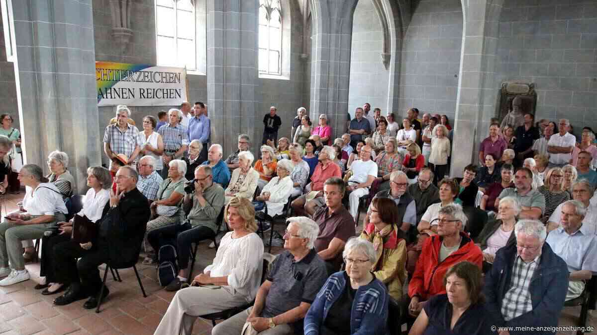 Lichterzeichen am Domberg: 170 Startbahngegner versammeln sich in der Johanniskirche