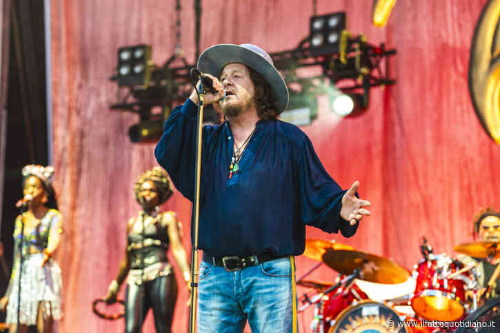 Zucchero a Bologna è uno “spirito nel buio”: “Sono contento come quando l’altro giorno, tornando a casa dal tour europeo, sono nati quattro piccoli pavoncelli” – La scaletta