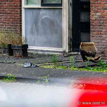 Brokstukken liggen tientallen meters verspreid na explosie bij woning in Hengelo