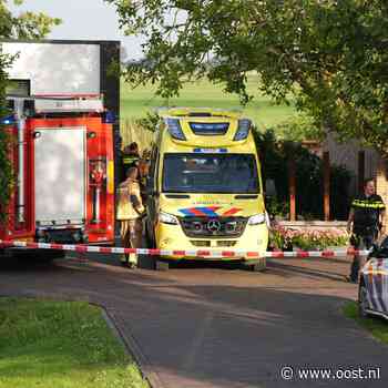 Ernstig ongeluk in Zwartsluis: persoon bekneld onder minishovel