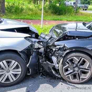 Frontale botsing tussen twee auto's in Enschede
