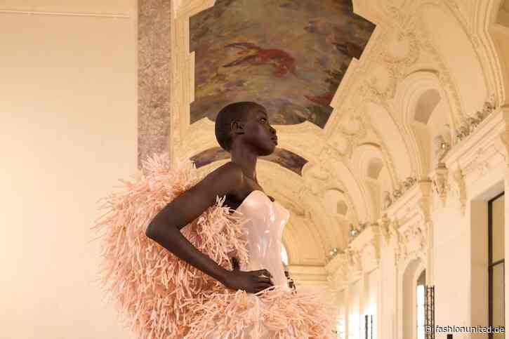 Haute Couture: Schiaparelli eröffnet Modewoche mit skulpturalen Entwurf aus Silikon, Perlen und Tentakeln