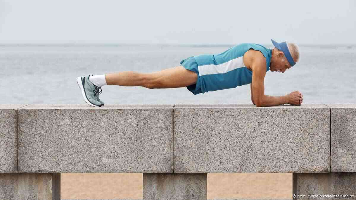 Fast 100 und fitter als die meisten: Senior macht täglich 40 Liegestütze und meistert Yoga-Pose