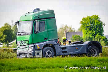 Brandweer blust brand aan vrachtwagen