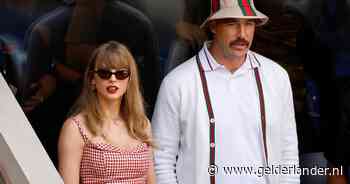 Sinds Travis Kelce met Taylor Swift gaat is zijn leven een wervelwind geworden en zijn garderobe doet vrolijk mee
