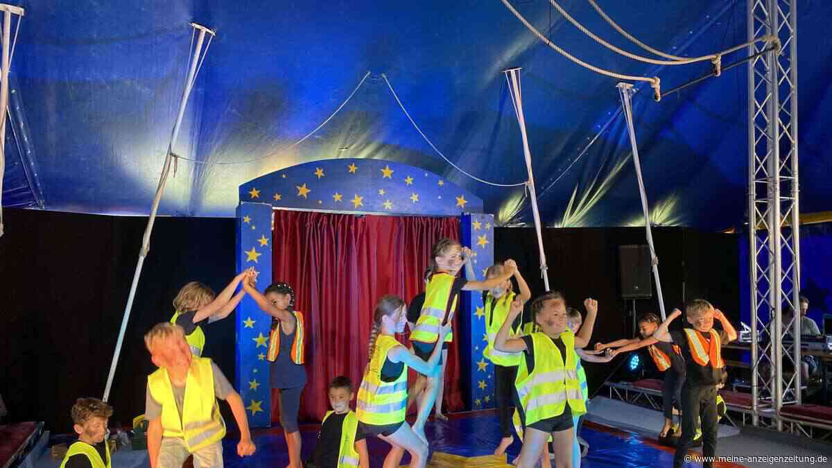 74 Grundschüler zeigen als Affen, Ninjas und Zauberer ihre Zirkus-Tricks