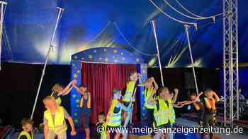 74 Grundschüler zeigen als Affen, Ninjas und Zauberer ihre Zirkus-Tricks