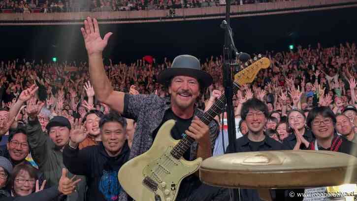 Al ritmo de "Alive": Eddie Vedder se volvió viral por su particular "pausa de hidratación" en el Mundial 2026