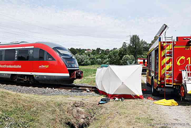 Radlerin wird von Regionalbahn erfasst und stirbt