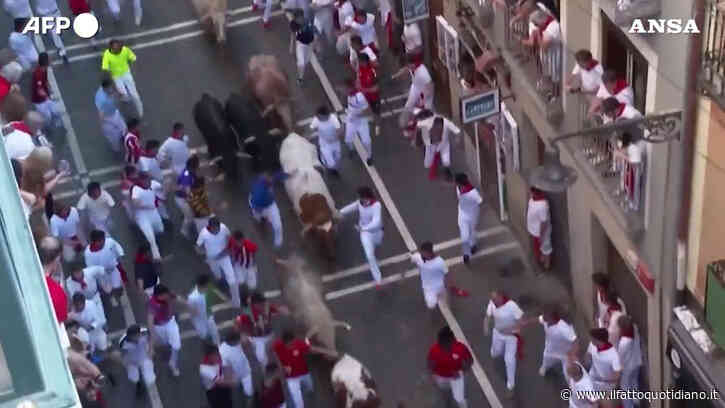 Centinaia di persone inseguite dai tori: cinque feriti al primo ‘encierro’ di San Fermin a Pamplona – Video