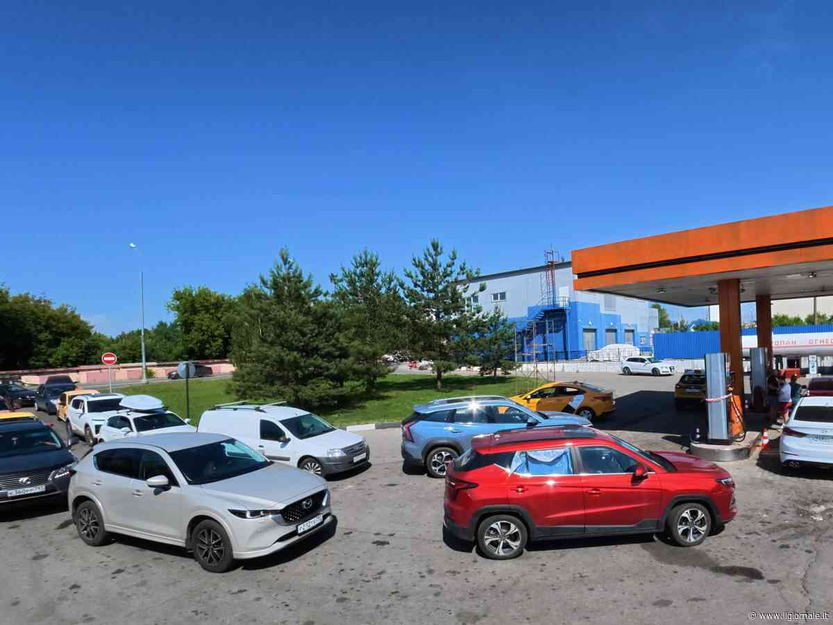 La Russia resta a secco di carburante: code, risse e prezzi alle stelle. E spunta l’ammissione di Mosca