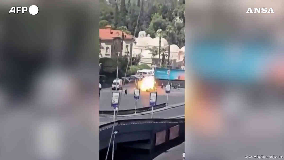 Esplosioni a Damasco, il momento in cui uno dei due ordigni scoppia vicino all’hotel di Macron – Video