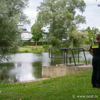 Omstanders redden jong kind uit vijver in Deventer