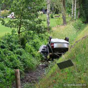 112 Nieuws: Auto belandt op zijn kop in Greppel in Nijverdal