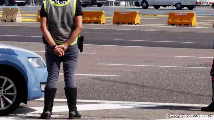 Roma, automobilista cerca di travolgere due agenti e scappa. Arrestato dopo 18 km di corsa