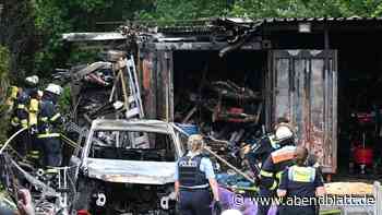 Feuerwehreinsatz in Rönneburg: Drei Autos bei Brand in Garage beschädigt