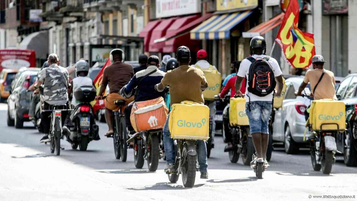 Milano, l’ordinanza del Comune per tutelare i rider dal caldo fa scattare la protesta: “Morire di caldo o morire di fame”