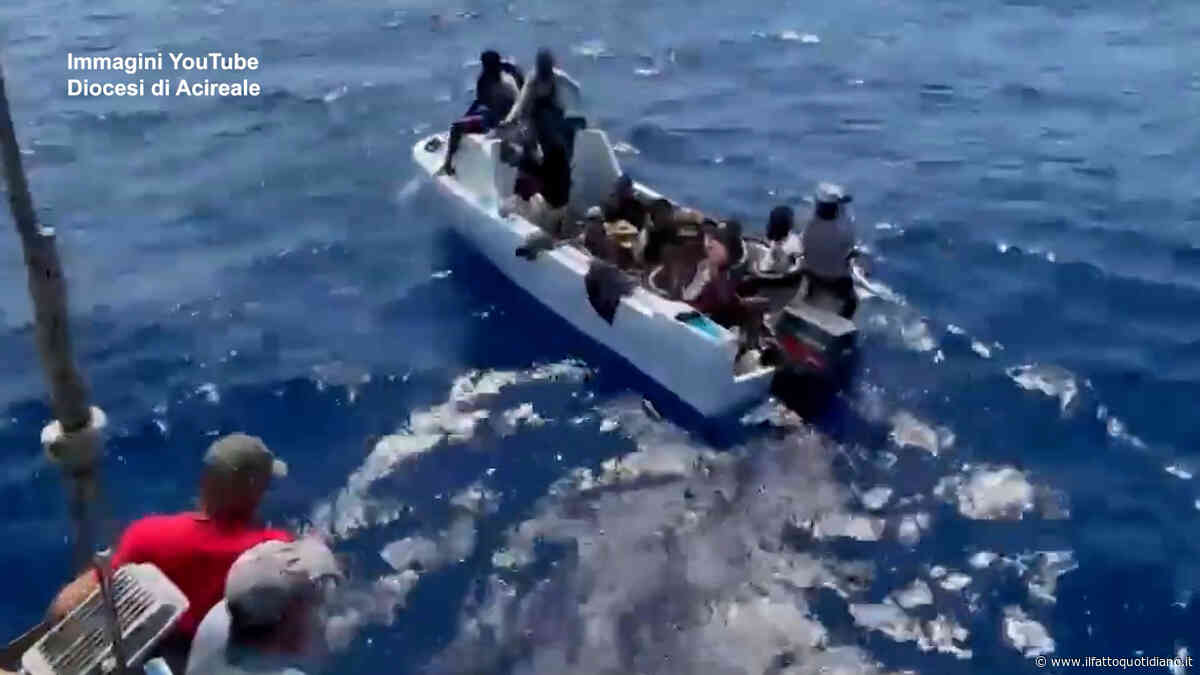 Sedici migranti minorenni salvati da un peschereccio catanese: erano in difficoltà al largo di Malta – Video