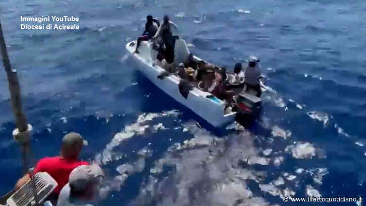 Sedici migranti minorenni salvati da un peschereccio catanese: erano in difficoltà al largo di Malta – Video