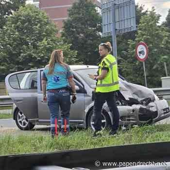 Auto botst hard tegen kreukelzone bij afrit Papendrecht op N3