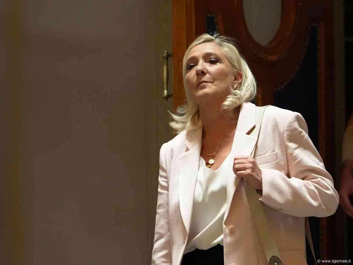Le Pen ricorre in Cassazione dopo la condanna: “Corro per l’Eliseo senza braccialetto elettronico”