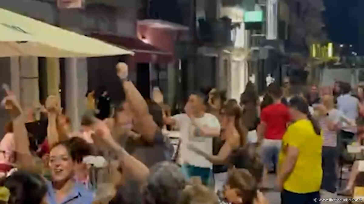 Braccia tese e dito medio, Vannacci e la moglie rispondono alla band che intona Bella Ciao a Viareggio