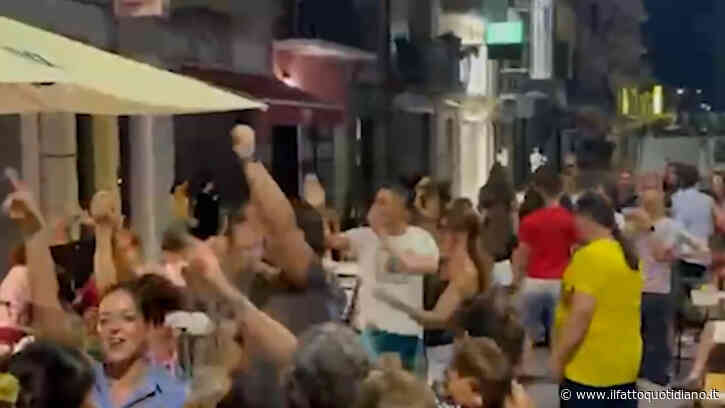 Braccia tese e dito medio, Vannacci e la moglie rispondono alla band che intona Bella Ciao a Viareggio
