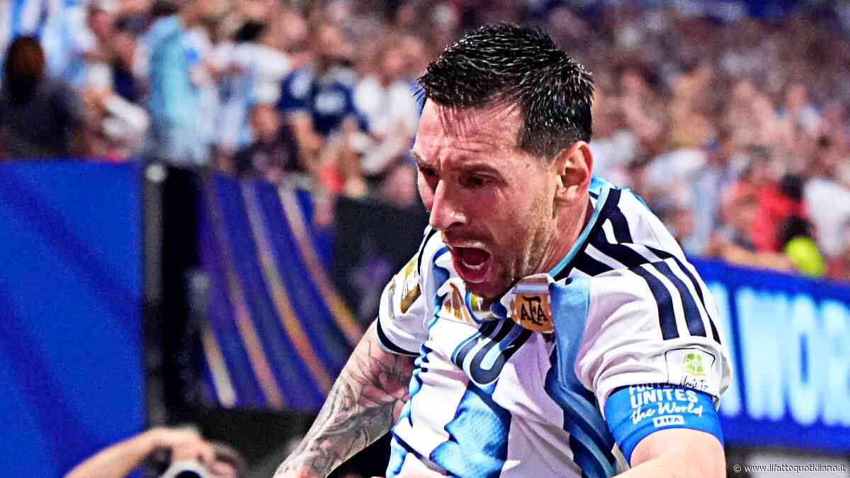 Un finale folle premia l’Argentina: l’Egitto sfiora l’impresa, poi Messi (in lacrime a fine partita) e compagni rimontano e volano ai quarti