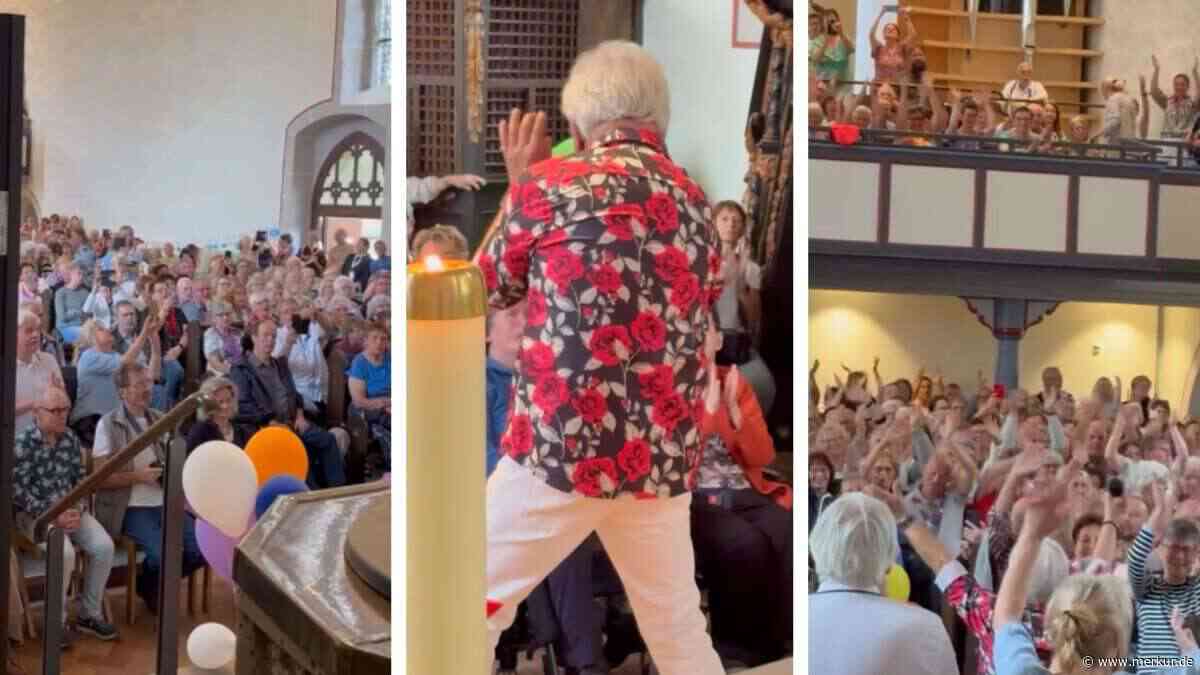 Ausnahmezustand in brechend voller Kirche: Schlager-Legende beschert Gemeinde einzigartiges Erlebnis