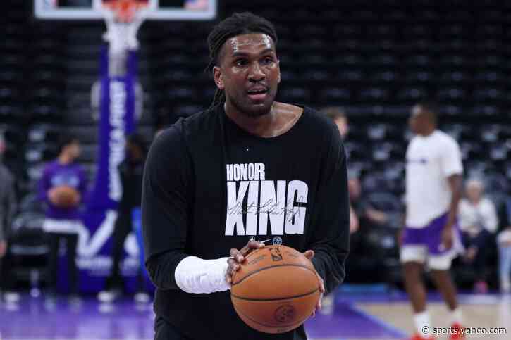 Lakers land their backup center in veteran Kevon Looney