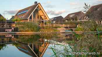 Rietgedekte villa aan het water in Blaricum