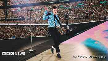 Harry Styles receives Guinness World Record for longest Wembley Stadium run