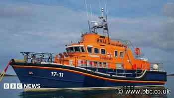 Lifeboat crew praised after 60ft cruiser fire