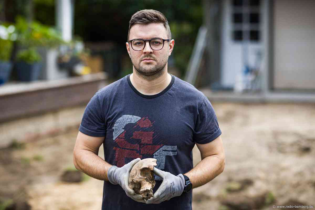 Familie findet kistenweise Knochen im Garten