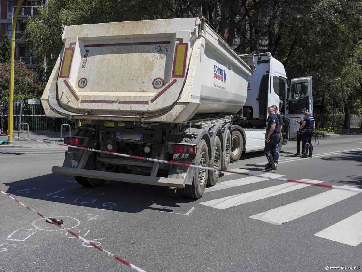 Bici travolta dal camion. Muore donna di 67 anni