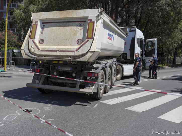 Bici travolta dal camion. Muore donna di 67 anni