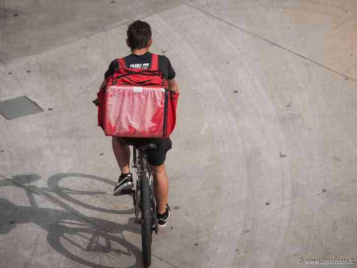 Il Comune frena i rider. Consegne limitate nelle ore più roventi