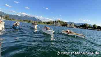 Blaskapelle Übersee-Feldwies spielt auf acht Elektrobooten auf dem Chiemsee
