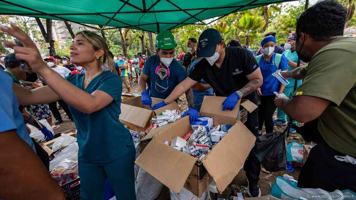 Venezuela, la rabbia dei sopravvissuti dopo il terremoto: “Gli aiuti umanitari spariscono. Paghiamo noi i mezzi per cercare tra le macerie”