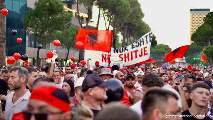 Arresti e scontri non fermano la grande mobilitazione in Albania: “Ci siamo liberati della paura. Il potere di Edi Rama non è più intoccabile”