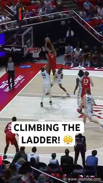 Jacob Toppin drops from the ceiling for this alley-oop 😤