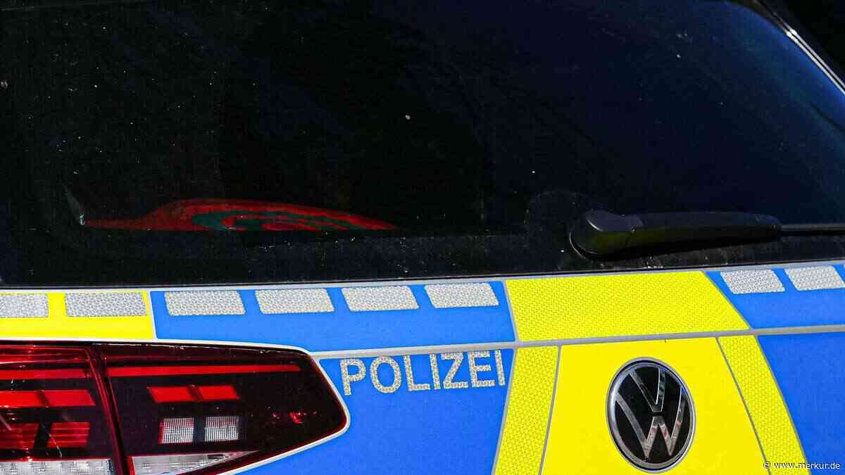 Opel überschlägt sich auf Bundesstraße: Zwei Menschen sterben noch am Unfallort – drei weitere schwer verletzt