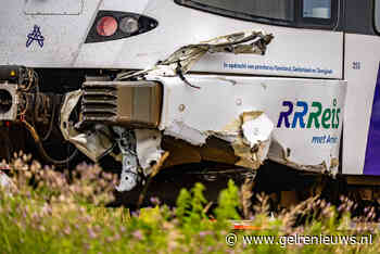 Taxi botst op trein bij spoorwegovergang