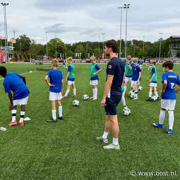 Tientallen kinderen krijgen drie dagen een voetbalboost aan begin van de vakantie