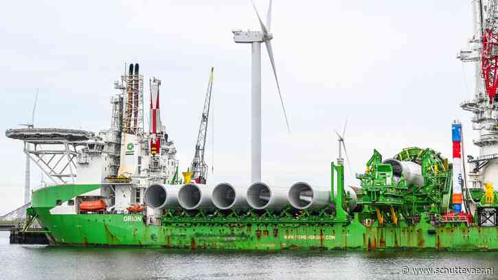 Kraanschip Orion laadt eerste fundaties voor windpark Nordlicht I