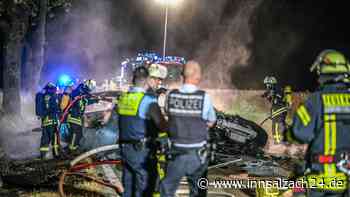 E-Auto prallt gegen Baum und fängt Feuer: Frau (†43) und Mann (†34) verbrennen in Wrack