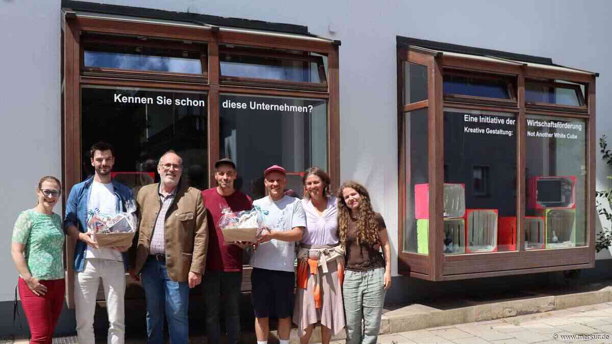 Gemeinde stellt zwölf Firmen in leerstehendem Schaufenster aus