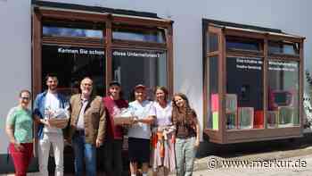 Gemeinde stellt zwölf Firmen in leerstehendem Schaufenster aus