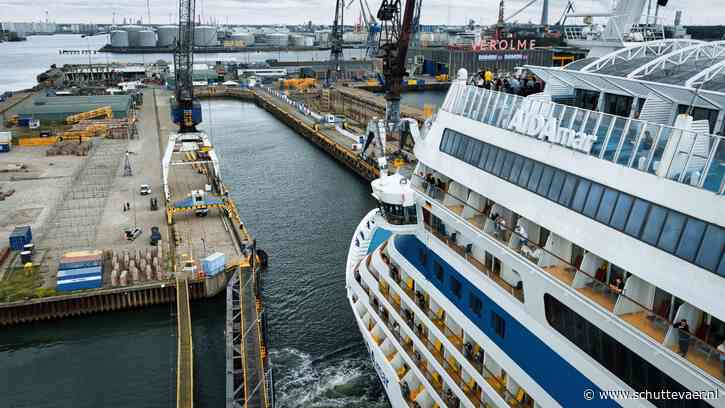 AIDAmar met 2000 passagiers in Damen-dok